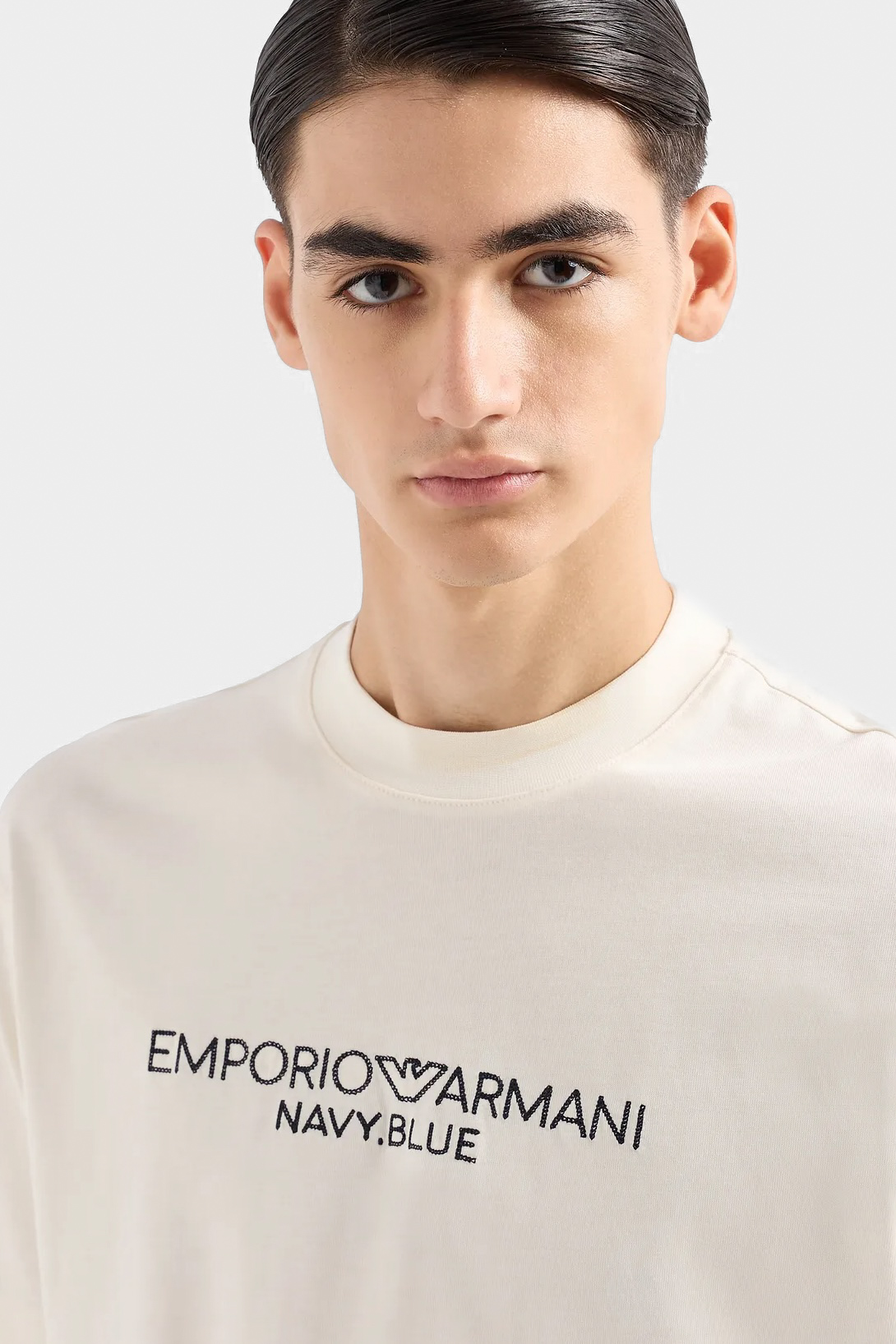 Молочная футболка Emporio Armani